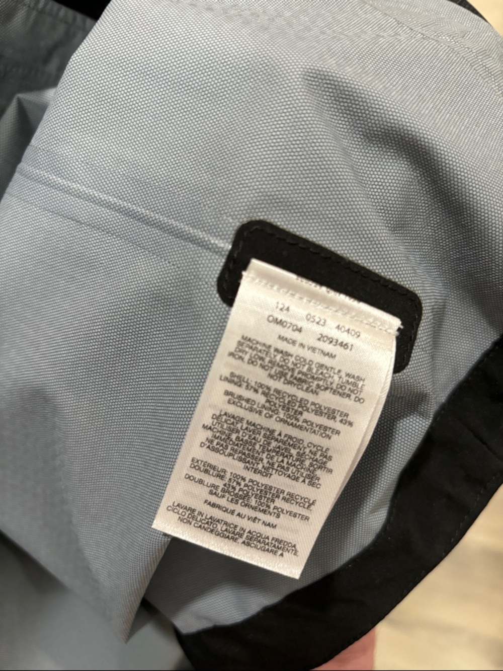 Mountain Hardwear Black Hooded Rain Jacket. - Picture 6 of 9